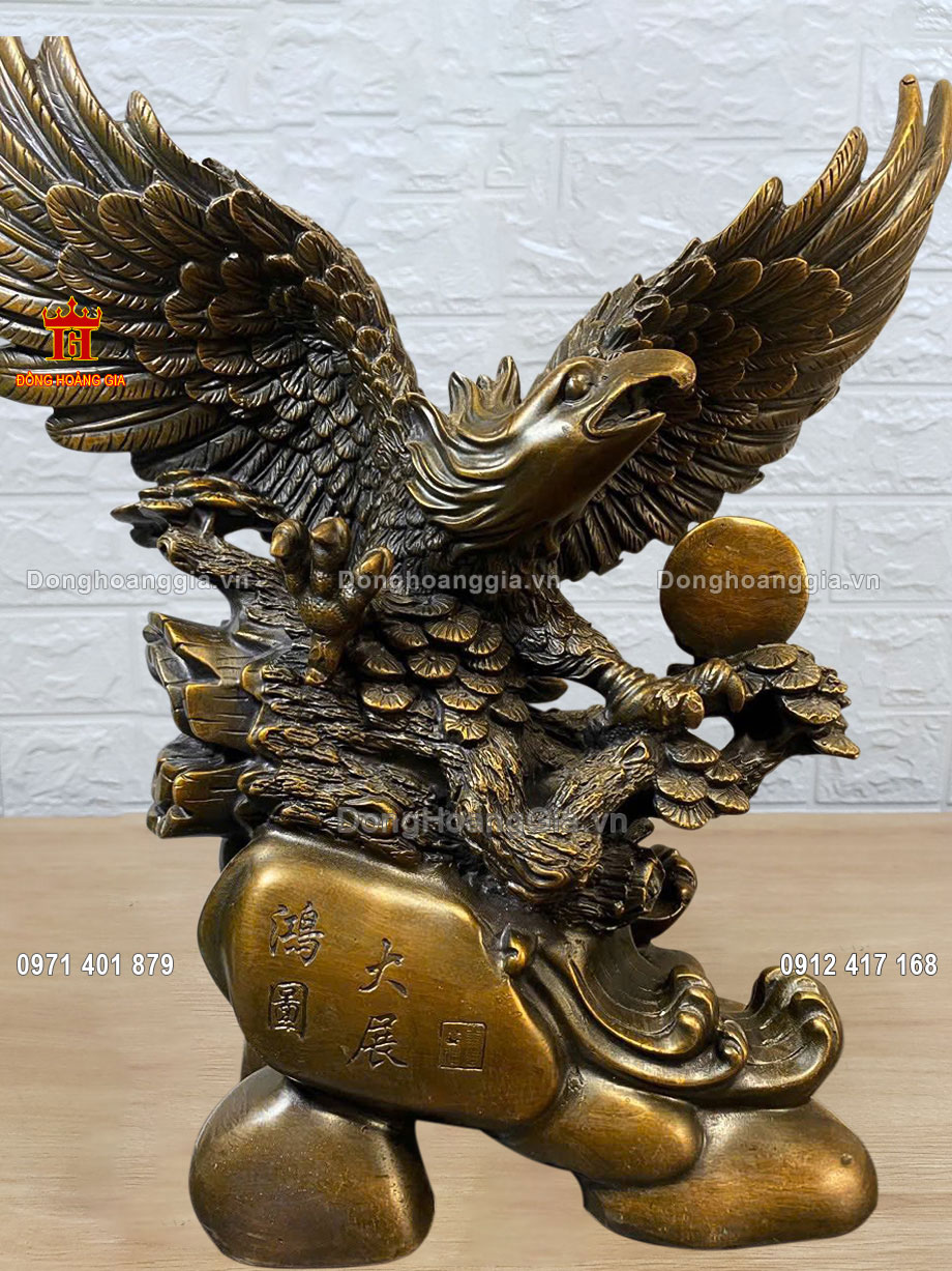 Từng đường nét trên pho tượng được nghệ nhân chế tác tỉ mỉ và tinh xảo